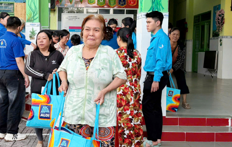 Phường Bình Tây: Nhiều phần quà, thẻ BHYT được trao cho phụ nữ khó khăn