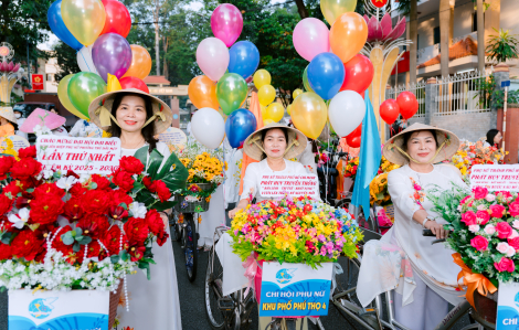 Phụ nữ phường Thủ Dầu Một diễu hành xe đạp hoa mừng ngày 20/10