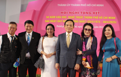 Bí thư Thành ủy TPHCM Trần Lưu Quang đối thoại với văn nghệ sĩ