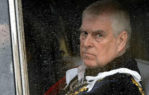 Hoàng tử Andrew từ bỏ các danh hiệu hoàng gia