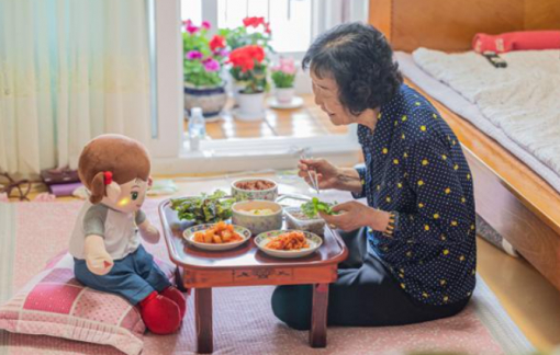 Người già cô đơn tìm vui từ những con robot biết nói