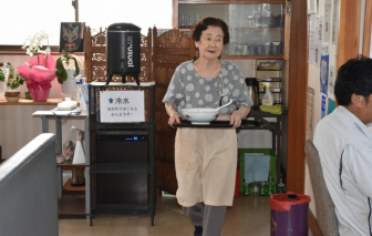 Bà chủ quán mì 102 tuổi hàng ngày vẫn đứng bếp, thu hút thực khách khắp nơi trên thế giới
