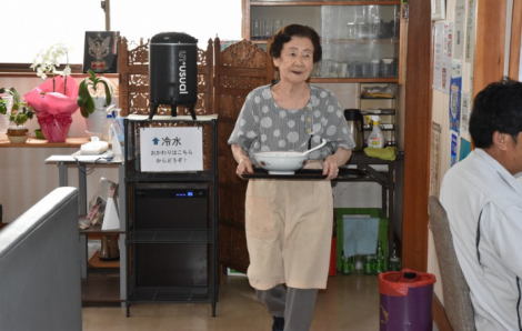 Bà chủ quán mì 102 tuổi hàng ngày vẫn đứng bếp, thu hút thực khách khắp nơi trên thế giới