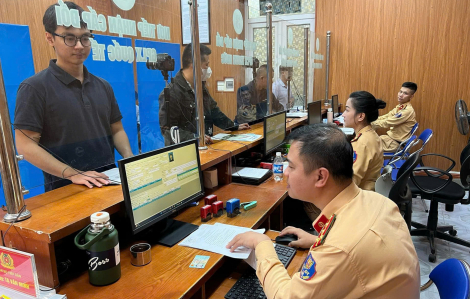 Công an giải thích những lợi ích khi người dân chuyển giấy phép lái xe sang thẻ PET