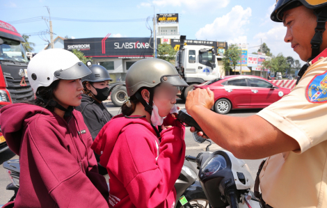 CSGT TPHCM bất ngờ kiểm tra nồng độ cồn giữa trưa, phát hiện nhiều ma men