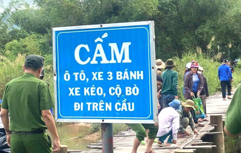 Tháo cầu mang đi cất vì sợ lũ cuốn đi mất