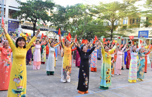 Hơn 300 người đồng diễn áo dài nhân dịp 20/10