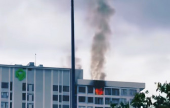 Lửa bốc ngùn ngụt tại căn hộ tầng cao chung cư trên đường Bến Vân Đồn