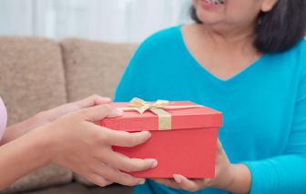 Nhận quà, mẹ già reo mừng như đứa trẻ