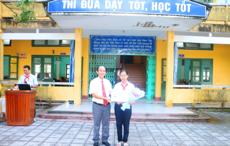 Báo Phụ nữ TPHCM tặng giải Ba cuộc thi kể chuyện sách thiếu nhi cho thí sinh TP Huế