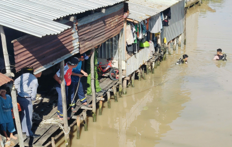 Bé trai 4 tháng tuổi nghi rơi xuống kênh mất tích