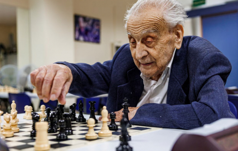 Cụ ông 104 tuổi vẫn miệt mài thi đấu cờ vua
