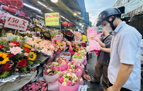 Giá hoa hồng ngày 20/10 tăng mạnh 200%