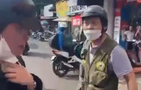 Người đàn ông vừa đánh nam thanh niên vừa hỏi 'Mày biết tao là ai không?'