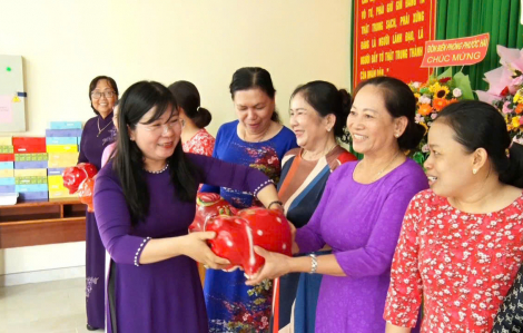 Trao heo đất - thực hành tiết kiệm gây quỹ chăm lo cho phụ nữ, trẻ em