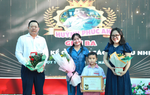 Thí sinh đạt giải Ba cuộc thi kể chuyện sách thiếu nhi trích tiền thưởng ủng hộ đồng bào bị ảnh hưởng thiên tai