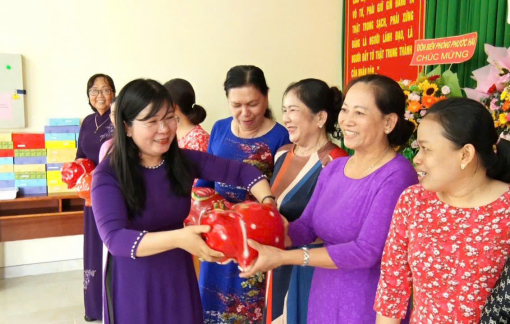 Trao heo đất - thực hành tiết kiệm gây quỹ chăm lo cho phụ nữ, trẻ em