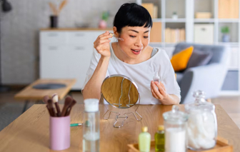 Xua tan nỗi lo da khô, xỉn màu ở tuổi mãn kinh