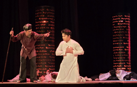 'Bút máu': Bài học cho người cầm bút