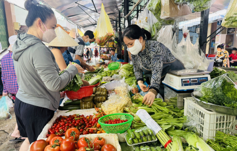 Sau mưa bão, nguồn cung rau củ gián đoạn, giá tăng vọt