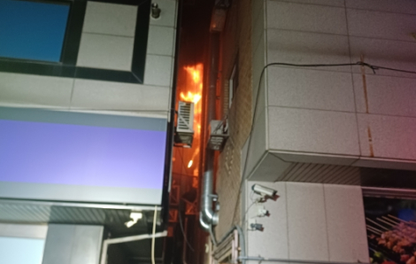 Một người mẹ ở Hàn Quốc ngã tử vong sau khi cứu con mới sinh trong đám cháy chung cư