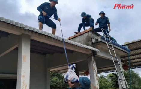 Người dân Đà Nẵng chằng chống nhà cửa trước khi bão số 12 đổ bộ