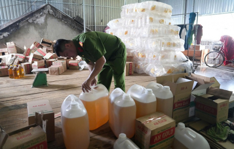 Nữ giám đốc bị bắt vì sản xuất hơn 2,7 triệu lít dầu ăn giả