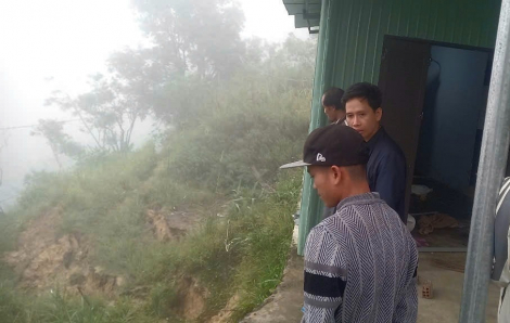 Xã miền núi Đà Nẵng họp khẩn, vận động người dân di dời khỏi khu vực sạt lở