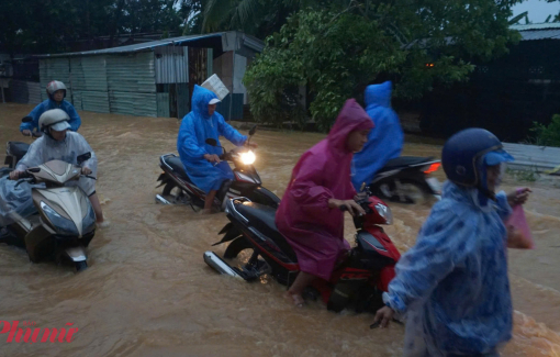 Bão số 12 tiếp tục đổi hướng, cảnh báo nhiều hình thái thời tiết nguy hiểm, mưa lớn ở Trung bộ