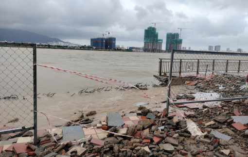 Sóng đánh tan cửa sông Hàn, Đà Nẵng nâng cầu Nguyễn Văn Trỗi cho tàu du lịch vào sâu trú ẩn