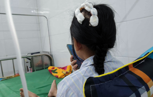 Nỗi ám ảnh của bé gái bị cha dượng dùng búa đánh vào đầu