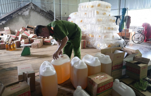 Nữ giám đốc bị bắt vì sản xuất hơn 2,7 triệu lít dầu ăn giả