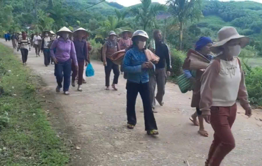 Quảng Ngãi: Cả làng rời nhà tránh lở núi