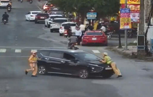 Tạm giữ tài xế lao ô tô vào cảnh sát giao thông