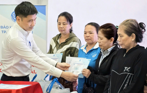 Tặng thẻ bảo hiểm y tế để chia sớt khó khăn với người nghèo