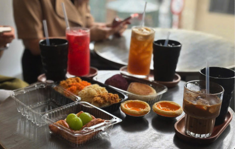 Áp lực từ những bữa trà sữa công sở