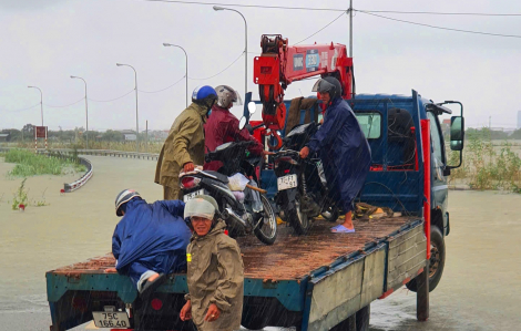 Những chuyến xe nghĩa tình giúp dân vượt lũ