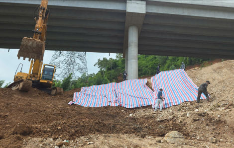 Sạt lở dự án thi công cao tốc Bắc - Nam, đất đá tràn xuống nhà dân