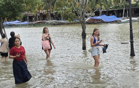 Khách Tây thích thú vì được... lội nước ngắm phố cổ Hội An