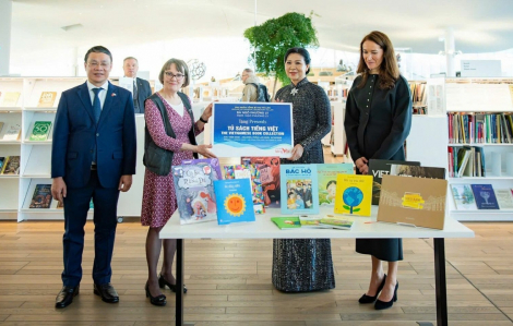 Phu nhân của Tổng bí thư Tô Lâm trao tặng “Tủ sách tiếng Việt” cho thư viện Phần Lan