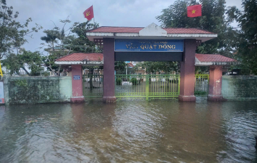 Hàng ngàn học sinh vùng trũng TP Huế được cho nghỉ học do mưa lũ