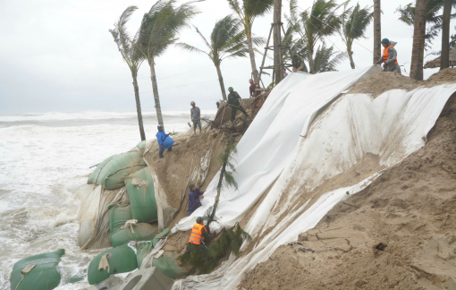 Quân đội gấp rút gia cố bờ biển Đà Nẵng bị sạt lở nghiêm trọng