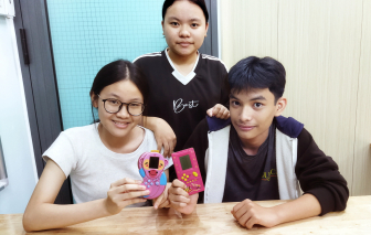 Một thời máy chơi điện tử cầm tay