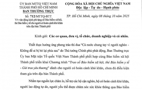 “Chung tay trao tặng - gửi trao bình an” bằng thẻ bảo hiểm y tế, sổ bảo hiểm xã hội cho người khó khăn