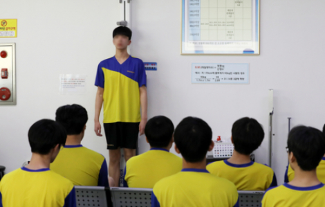 Nghịch lý gia đình Hàn Quốc: Cha mẹ đua đầu tư cho con, trẻ thì cảm thấy không hạnh phúc