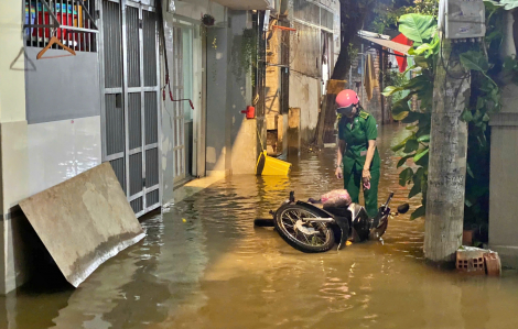Người dân TPHCM chật vật ứng phó đợt triều cường cao nhất trong năm