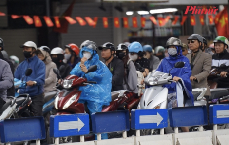 Nhiệt độ Hà Nội giảm sâu, người dân vất vả đi làm trong mưa rét