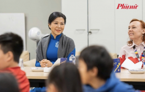 Phu nhân Tổng bí thư thăm lớp học tiếng Việt tại Phần Lan