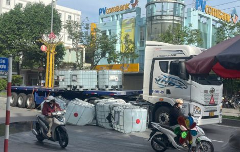 Quảng Ngãi: Nhiều thùng hóa chất trên xe đầu kéo đổ tràn ra đường, nghi là axit băng