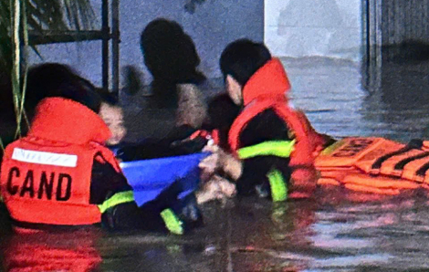 Trong dòng nước chảy xiết, cả trăm người ở TPHCM được giải cứu trong đêm